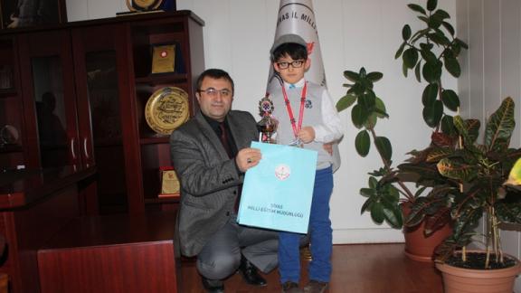 Türkiye Küçükler Satranç Şampiyonası 3.sü Olan Giray Kaan DURUKAN ve Eğitimcileri, Milli Eğitim Müdürü Zekeriya ÇINAR´ı Ziyaret Etti.