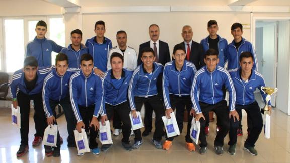 Futsal´da Türkiye Birincisi Olan Spor Lisesi Öğrencileri Milli Eğitim Müdürümüz Mustafa ALTINSOY´u Ziyaret Ettiler.
