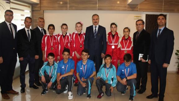 Yıldız Kızlar Ve Yıldız Erkekler Badminton Grup Maçlarında İl Birincisi İmranlı Asım Özden Yatılı İlköğretim Bölge Okulu Öğrencileri Milli Eğitim Müdürümüzü Ziyaret Ettiler.