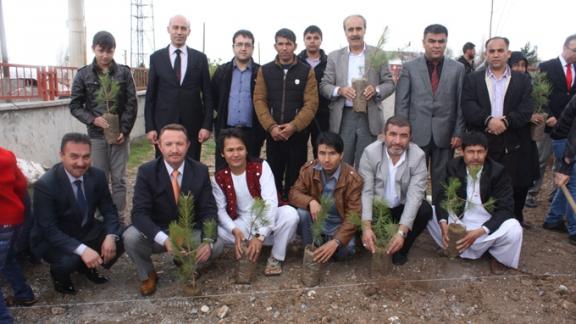 Türk-Afgan Dostluk Anlaşmasının 95. Yılı ve Afganistan Çiftçi Bayramı dolayısıyla Necdet Şükriye Selen İlkokulu´nda fidan dikme programı düzenlendi