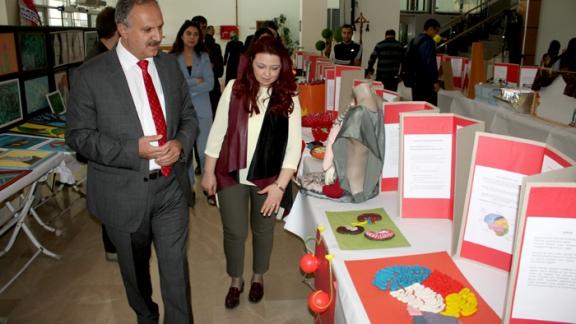 Milli Eğitim Müdürümüz Mustafa Altınsoy Bahçeşehir İlköğretim Okulu tarafından açılan Resim ve Bilimsel Etkinlikler Sergisini gezdi.