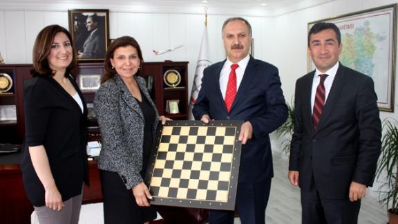 Türkiye Satranç Federasyonu Başkanı Gülkız Tulay, Milli Eğitim Müdürümüz Mustafa Altınsoy´u ziyaret etti.