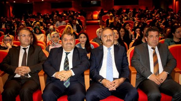 Sivas Vakıflar Bölge Müdürü Cemal Karaca, tecrübelerini aday öğretmenlerle paylaştı.