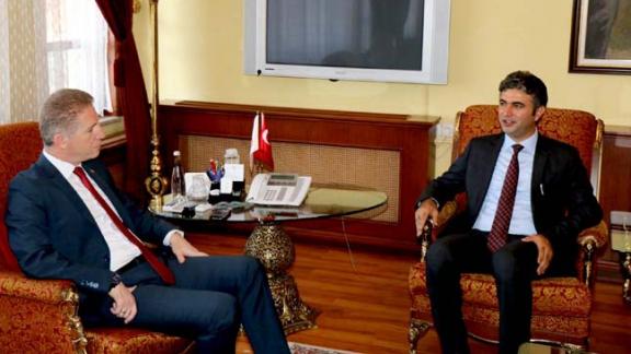 MEB Müsteşar Yardımcısı Ercan Demirci başkanlığındaki heyet, Sivas Valisi Davut Gül, Belediye Başkanı Sami Aydın ve STSO Başkanı Osman Yıldırımı ziyaret etti. 