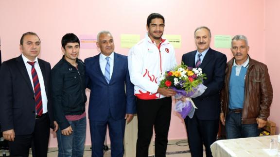 Dünya ve Olimpiyat Şampiyonu Milli Güreşçi Taha Akgül, Sivas Ahmet Ayık Spor Lisesi´nde düzenlenen söyleşiye katıldı.