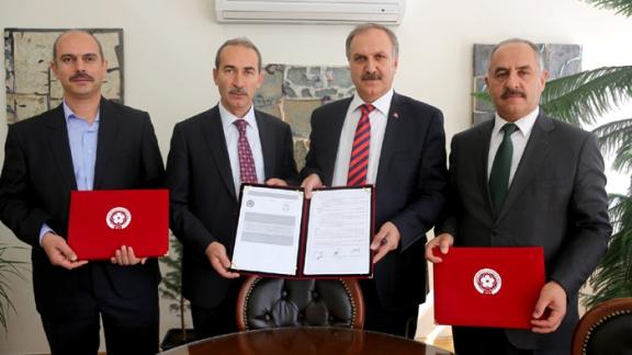 Milli Eğitim Müdürlüğümüz ve Cumhuriyet Üniversitesi (CÜ) arasında eğitimde işbirliği protokolü imzalandı. 