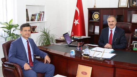 Sivas Votorantim Çimento Fabrikası Müdürü Yusuf Yenigün, Milli Eğitim Müdürümüz Mustafa Altınsoy´u ziyaret etti.