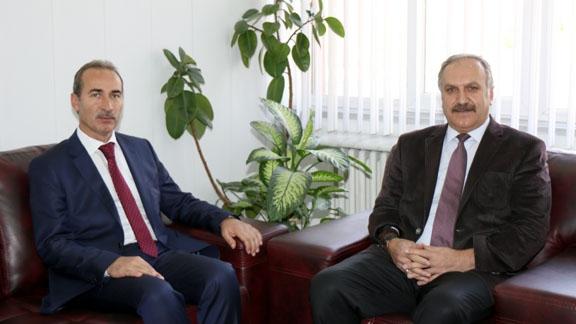 Cumhuriyet Üniversitesi (CÜ) Rektörü Prof. Dr. Âlim Yıldız, Milli Eğitim Müdürümüz Mustafa Altınsoya iadeyi ziyarette bulundu.