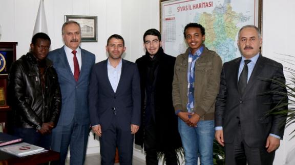 Türkiye Diyanet Vakfı (TDV) uzmanı Nevzat Yıldırım, Kayseri Ulaslararası İmam Hatip Lisesinden mezun yabancı uyruklu öğrencilerle birlikte Milli Eğitim Müdürümüz Mustafa Altınsoyu ziyaret etti. 
