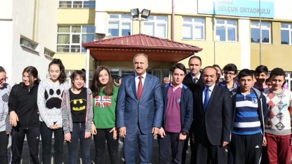 Milli Eğitim Müdürümüz Mustafa Altınsoy, TEOG sınavı dolayısıyla 60 Yıl Ortaokulu ve Selçuk Ortaokulunu ziyaret etti. 