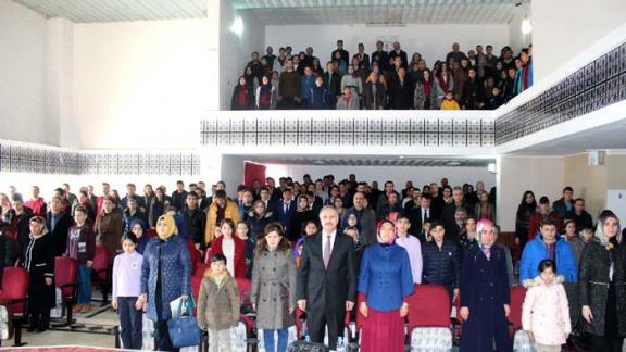 Sivasta öğrenciler, Demokrasi Eğitimi ve Okul Meclisleri Projesi kapsamında Merkez İlçe Temsilcilerini belirlemek için sandık başına gitti.