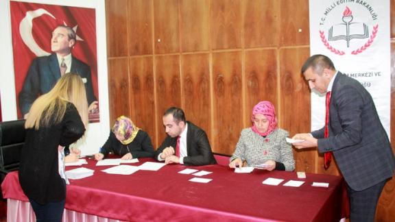 Sivasta öğrenciler, Demokrasi Eğitimi ve Okul Meclisleri Projesi kapsamında Okul Meclisleri İl Başkanını seçti. 