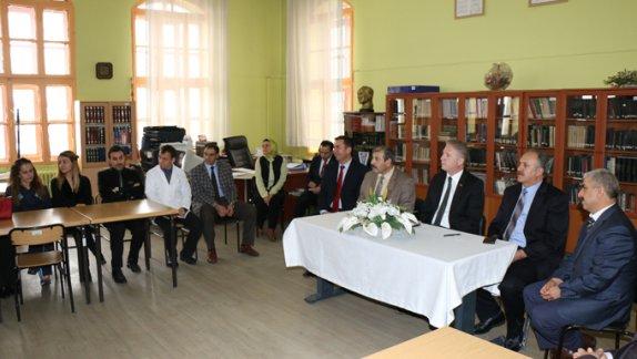 Sivas Valisi Davut Gül, Milli Eğitim Müdürümüz Mustafa Altınsoy ile birlikte Selçuk Anadolu Lisesini ziyaret etti. 