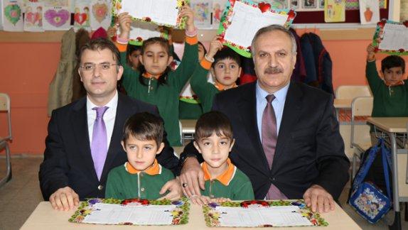 Cahit Zarifoğlu İlkokulunda karne dağıtım töreni düzenlendi.