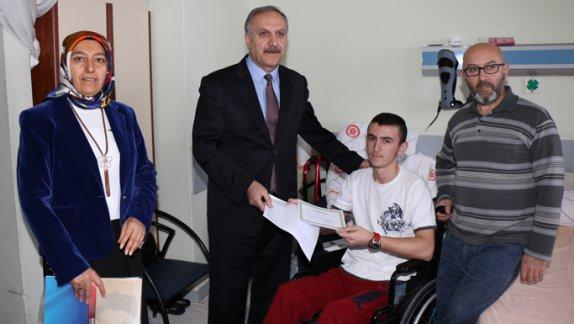 Hastanede eğitim alan Kongre Anadolu Lisesi 11. Sınıf Öğrencisi Ahmet Dedehan Ürkmez, karnesini Milli Eğitim Müdürümüz Mustafa Altınsoyun elinden aldı.
