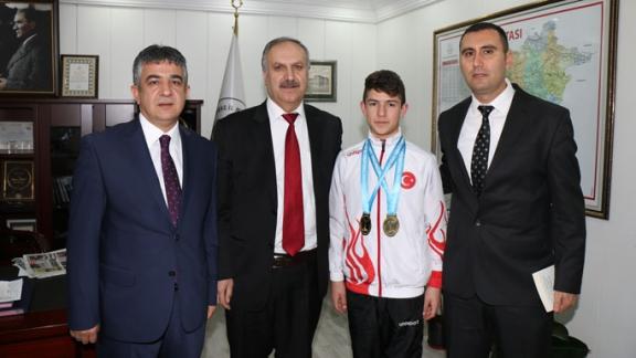 Uluslararası Marmara Cup Karate Şampiyonasında 2 altın madalya kazanan Mustafa Kemal Atatürk Mesleki ve Teknik Anadolu Lisesi 9. Sınıf Öğrencisi ve milli sporcu Oğuzhan Ada, Milli Eğitim Müdürümüz Mustafa Altınsoy´u ziyaret etti.