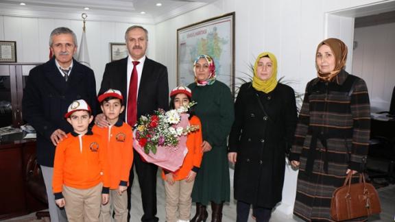 Abdulvahabi Gazi İlkokulu Müdürü Zekeriya Doğan, Okul Aile Birliği heyeti ve öğrencilerle birlikte Milli Eğitim Müdürümüz Mustafa Altınsoyu ziyaret etti.