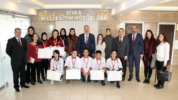 Milli Eğitim Müdürümüz Mustafa Altınsoy, 15. Uluslarası İstanbul Mutfak Günleri (Gastronomi)  Yemek Yarışmasında, 13 madalya alarak önemli bir başarıya imza atan öğrencileri tebrik etti. 