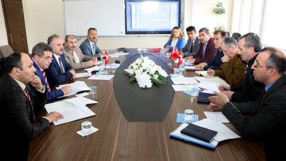 Milli Eğitim Bakanlığı ile Gençlik ve Spor Bakanlığı arasında etkin işbirliği sağlamak için imzalanan protokol kapsamında Sivasta istişare toplantısı düzenlendi. 