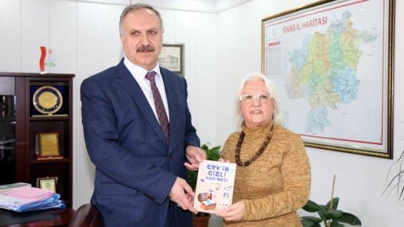 Emekli öğretmen ve yazar Aynur Dülger, Milli Eğitim Müdürümüz Mustafa Altınsoyu ziyaret etti.