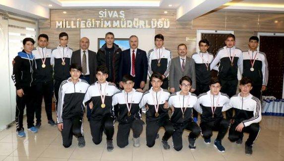 Hentbol Deplasmanlı Yarı Final Ligine katılmaya hak kazanan İMKB Anadolu Lisesi Hentbol takımı Milli Eğitim Müdürümüz Mustafa Altınsoyu ziyaret etti.