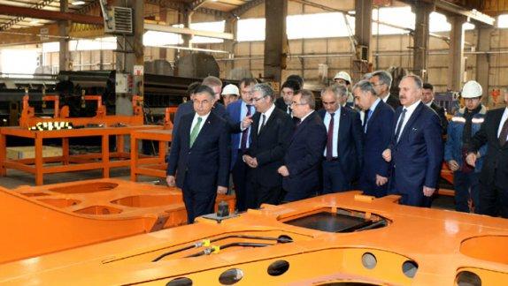 Milli Eğitim Bakanı İsmet Yılmaz, Sivasta Organize Sanayi Bölgesinde faaliyet gösteren bazı fabrikaları ziyaret etti.