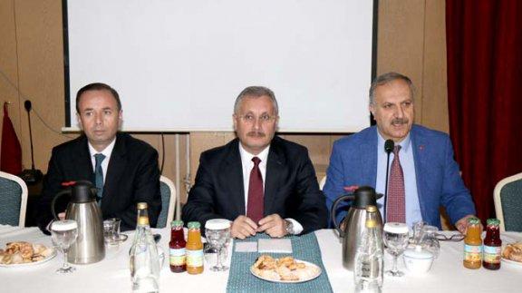 MEB Ortaöğretim Genel Müdürü Ercan Türk, Sivasta merkez ve ilçelerdeki ortaöğretim okullarının müdürleri ile bir araya geldi.