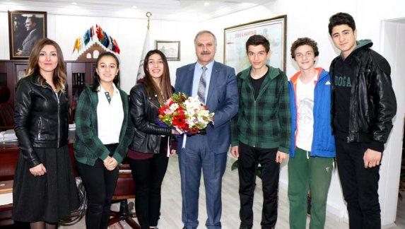 Doğa Koleji t-MBA Öğrenci Meclisi Milli Eğitim Müdürümüz Mustafa Altınsoyu ziyaret etti.