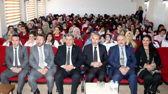 Cumhuriyet Üniversitesi (CÜ) Rektörü Prof. Dr. Âlim Yıldız Karşıyaka Mesleki ve Teknik Anadolu Lisesinde öğrencilerle bir araya geldi.