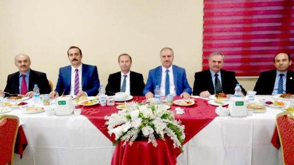 Milli Eğitim Müdürümüz Mustafa Altınsoy öğrencilerini YGSye hazırlamada üstün gayret gösteren Sivas Fen Lisesi öğretmenleriyle akşam yemeğinde bir araya geldi. 