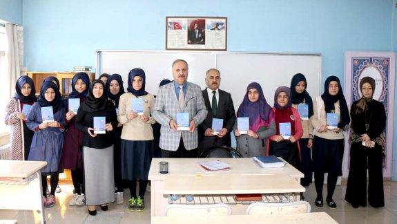 Milli Eğitim Müdürümüz Mustafa Altınsoy,  İmam Hatip Liseleri arasında düzenlenecek olan 6. Kitap Okuma Yarışmasına hazırlanan Asım Şahin Kız İmam Hatip Lisesi öğrencilerini ziyaret etti.
