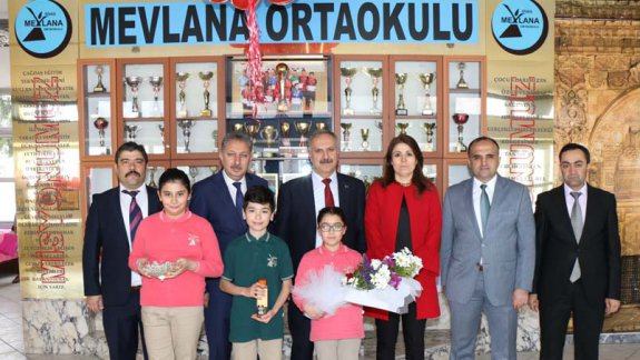 Sivas Valisi Davut Gül, Milli Eğitim Müdürümüz Mustafa Altınsoy ile birlikte Mevlana Ortaokulunu ziyaret etti. 