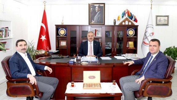 İl Genel Meclisi Milli Eğitim Komisyonu Başkanı Murat Toraman ve Komisyon Üyesi Turan Topgül, Milli Eğitim Müdürümüz Mustafa Altınsoyu ziyaret etti.