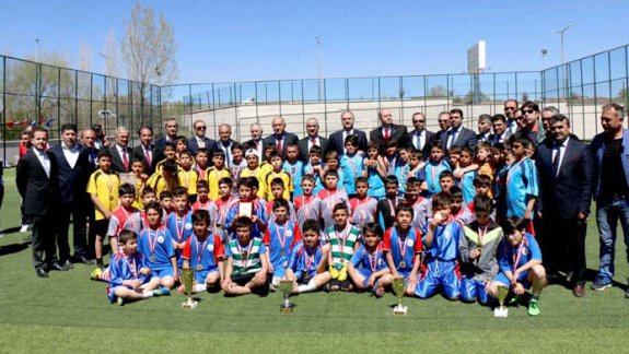 Sivas Belediyesi Spor İşleri Müdürlüğünün Milli Eğitim Müdürlüğümüz işbirliği ile düzenlediği İlkokullararası Futbol Turnuvası sona erdi. 