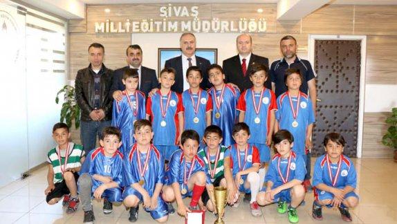İlkokullararası Futbol Turnuvasında şampiyon olan İnönü İlkokulu Futbol Takımı, Milli Eğitim Müdürümüz Mustafa Altınsoyu ziyaret etti. 
