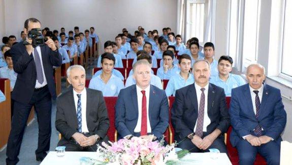 Sivas Valisi Davut Gül, Merkez Erkek Anadolu İmam Hatip Lisesi öğrencileri ile bir araya geldi.
