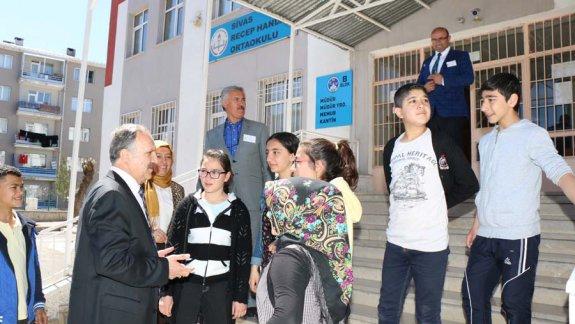 Milli Eğitim Müdürümüz Mustafa Altınsoy, Temel Eğitimden Ortaöğretime Geçiş (TEOG)  2. Dönem Sınavının gerçekleştirildiği okullarda incelemelerde bulundu. 
