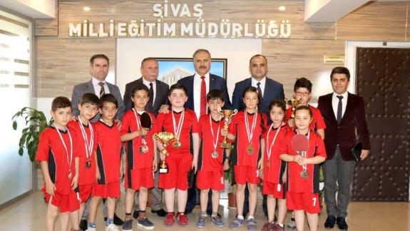 Minik şampiyonlar Milli Eğitim Müdürümüz Mustafa Altınsoyu ziyaret etti.  