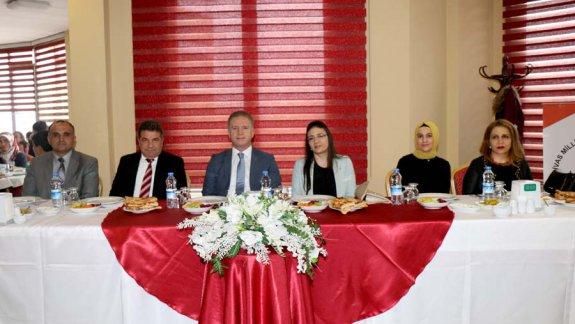 Temel Eğitimden Ortaöğretime Geçiş (TEOG) Sınavında Sivasta il merkezi ve ilçelerde tam puan alan 119 öğrenci ve aileleri için yemek verildi.