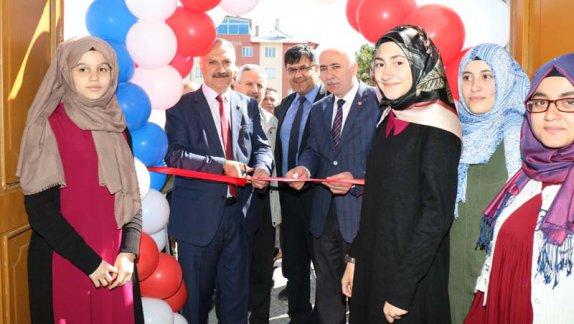 Sivas Kız Anadolu İmam Hatip Lisesinde TÜBİTAK Bilim Fuarı açıldı.