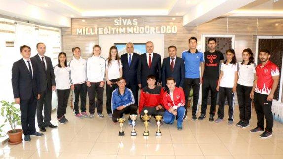 Ahmet Ayık Spor Lisesinin Şampiyon öğrencileri Milli Eğitim Müdürümüz Mustafa Altınsoyu ziyaret etti. 