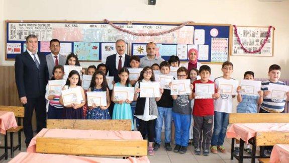 Milli Eğitim Müdürümüz Mustafa Altınsoy, Kılıçarslan İlkokulunu ziyaret ederek, öğrencilerin karne sevincine ortak oldu.