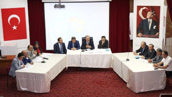Milli Eğitim Müdürümüz Mustafa Altınsoy, TEOGta elde edilen başarılı sonuçlardan dolayı Okul Müdürlerini tebrik etti.