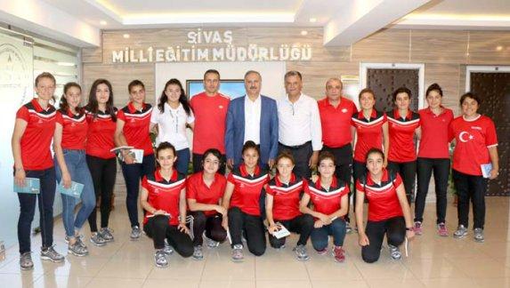 3. Lig play-off maçlarında başarılı olarak 2. Lige yükselen Gazi Anadolu Lisesi Spor Kulübü Kadınlar Futbol Takımı, Milli Eğitim Müdürümüz Mustafa Altınsoyu ziyaret etti.