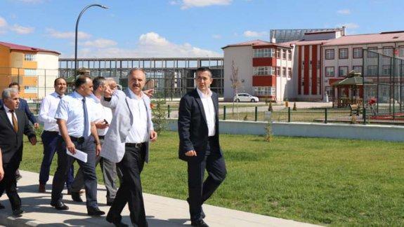 Sivas Vali Yardımcısı Can Aksoy, Milli Eğitim Müdürümüz Mustafa Altınsoy ile birlikte Okullar Bölgesinde incelemelerde bulundu. 