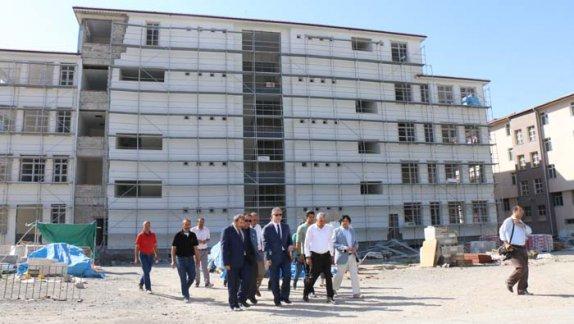 Sivas Valisi Davut Gül, yapımı devam eden yeni Selçuk Ortaokulu inşaatında incelemelerde bulundu. 