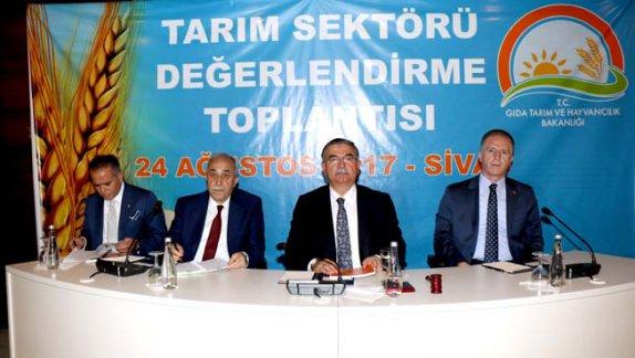 Milli Eğitim Bakanı İsmet Yılmaz, Gıda Tarım ve Hayvancılık Bakanı Ahmet Eşref Fakıbaba ile birlikte Sivasta çeşitli temaslarda bulundu.
