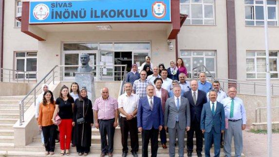 Sivas Valisi Davut Gül Milli Eğitim Müdürümüz Mustafa Altınsoy ile birlikte İnönü İlkokulunu ziyaret etti. 