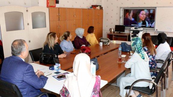 Milli Eğitim Bakanlığının öğretmenlerin, kişisel ve mesleki gelişimlerine katkı sağlaması amacıyla tavsiye ettiği filmler, Sivasta öğretmenler için gösterime sunuluyor.