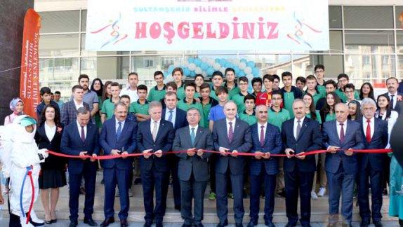 Milli Eğitim Bakanı İsmet Yılmaz, Bilim, Sanayi ve Teknoloji Bakanı Faruk Özlü ile birlikte  Sultanşehir Bilimle Şenleniyor Projesi kapsamında oluşturulan 4007 bilim fuarının açılışını gerçekleştirdi.